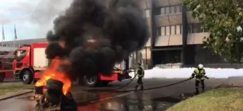 VIDEO : les pompiers de Dunkerque bloquent l'entrée du site...