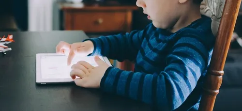 Une loi pour alerter sur les risques des écrans chez les enfants