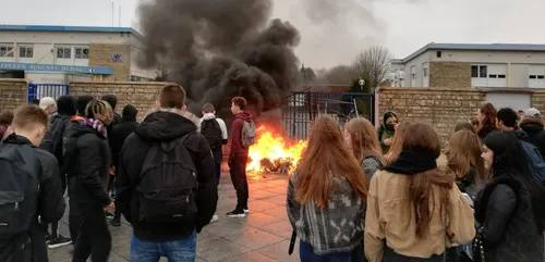 Blocus de lycées : une journaliste de La Voix du Nord visée par des...