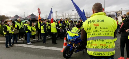 Laon : un camion force un barrage et percute un gilet jaune
