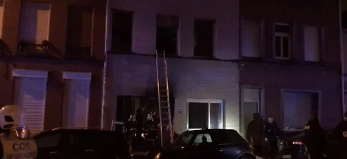 Incendie : des victimes secourues sur le toit de l'immeuble