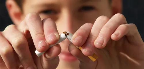 La cigarette n'est plus la bienvenue devant les écoles de...