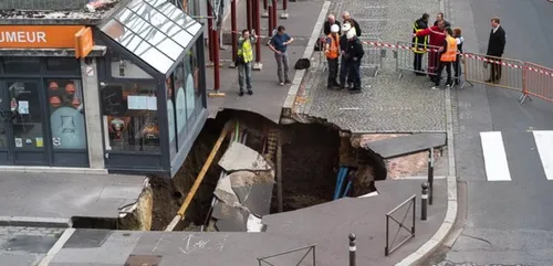 Amiens : une partie de la chaussée s'est effondrée ce matin dans le...