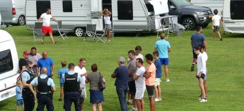 Une commune installe des monts de terre pour empêcher les...