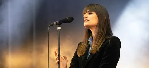 Clara Luciani et 107 autres personnalités s'engagent pour l'hôpital