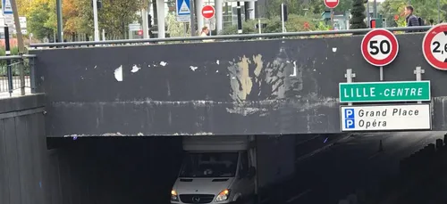 La Madeleine : une camionnette coincée sous un pont