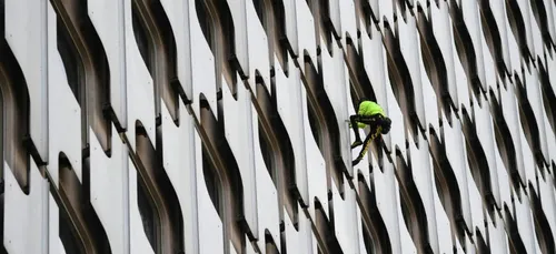 La Défense : il escalade une tour haute de 152 mètres, sans...