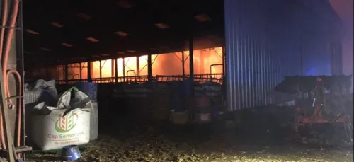 Audomarois :  400 tonnes de paille s’embrasent dans un bâtiment...