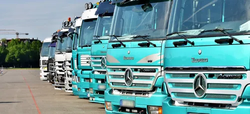 Des migrants appellent au secours depuis un camion frigorifique