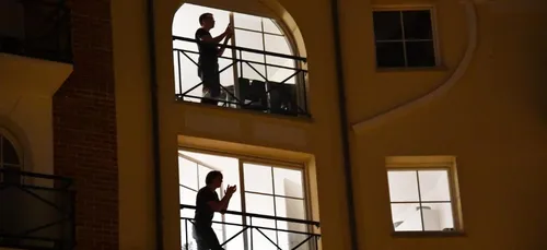 Des habitants de la région à leurs fenêtres pour applaudir le...