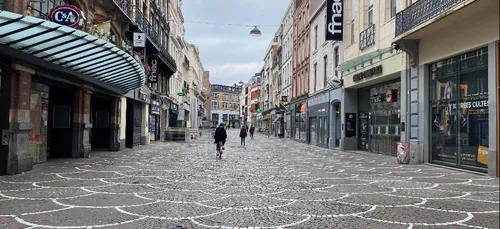 Le confinement devrait durer au moins six semaines d'après le...