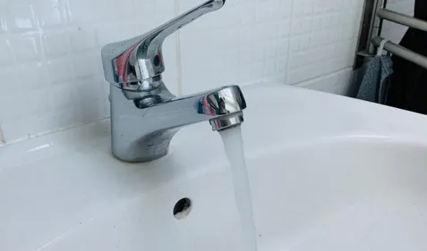 Peut-on être contaminé au Covid-19 par l’eau du robinet ?