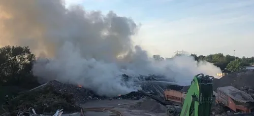 Un impressionnant feu de déchets hier soir dans le port de Santes