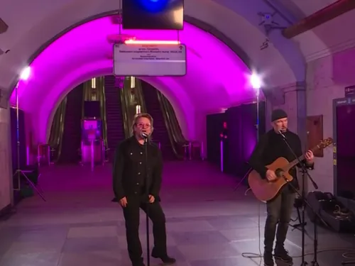 La version réécrite de « Beautiful Day » interprétée lors des...