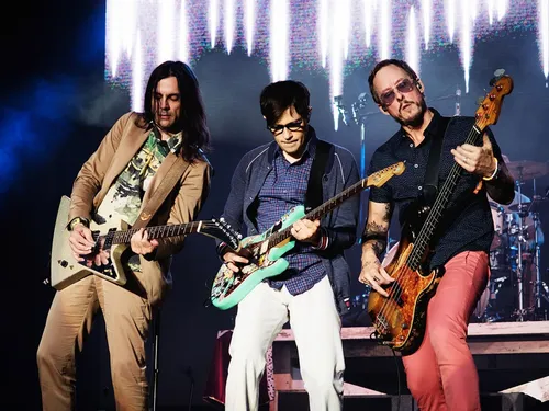 Weezer prépare la sortie de son nouvel album en dévoilant une...
