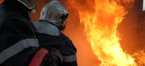 Un immeuble d'habitation en feu &agrave; Lu&ccedil;on