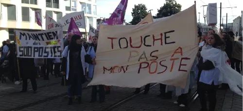 Gr&egrave;ve du personnel de sant&eacute; et d&eacute;fil&eacute;s...