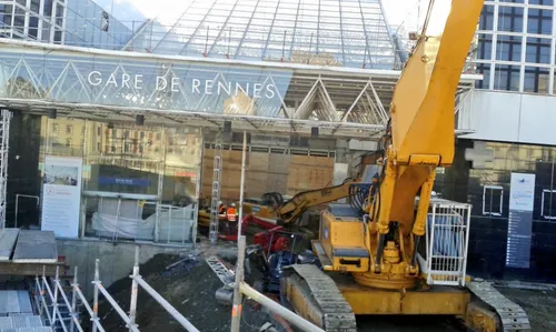 Rennes : la pelleteuse g&eacute;ante a d&eacute;but&eacute; la...