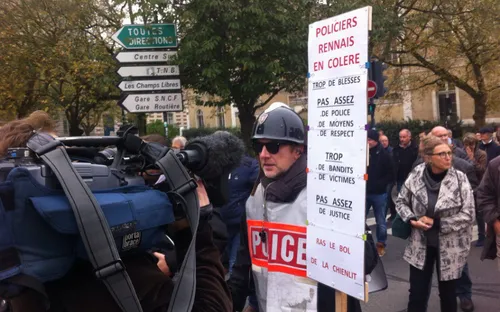 Les policiers dans la rue hier en Bretagne