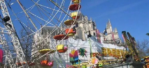 Il gagne une arme à la fête foraine et s'en sert contre des habitants