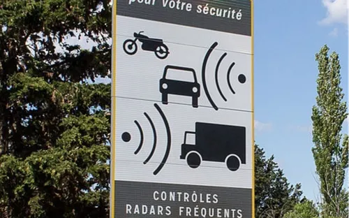 De nouveaux panneaux sur les routes
