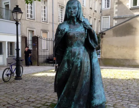 Une première plaque bilingue FR-BZH à Nantes