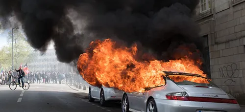 Le manifestant qui avait brûlé la Porsche de nouveau arrêté