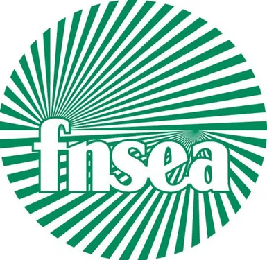 Action coup de poing des agriculteurs au Géant de Lannion