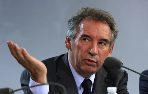 Le portable de Bayrou récupéré dans la sacoche du maire du...