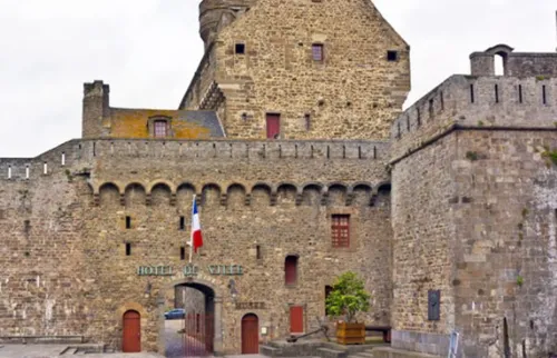 Saint-Malo : le collège Surcouf fermera bien ses portes à la...