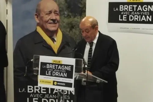 Soutien à la présidentielle : Le Drian se prononcera à la clôture...