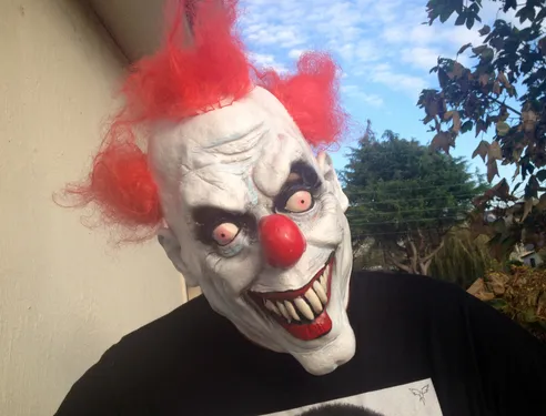 Landéhen : un clown sème la panique en ville