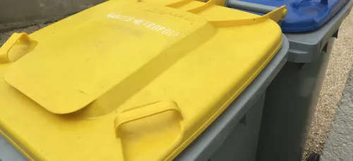 Nantes : les éboueurs bloquent les centres de collecte