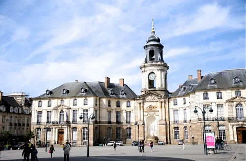 Rennes : 200 manifestants dans la rue contre Le Pen et Macron hier...