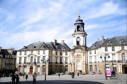 Rennes : parrainages républicain pour les bébés nés au squat de la...