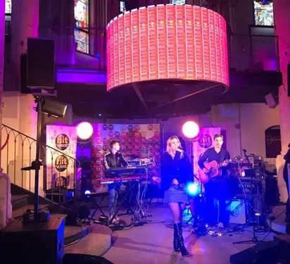 Louane à Angers hier, avec Hit West