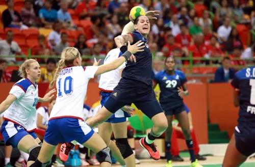 Hand : les Bleues étrillent le Paraguay