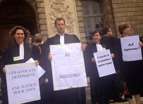 Avocats, magistrats et greffiers dans la rue !