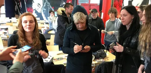 Les fans d'Indochine ont rencontré Nicola Sirkis