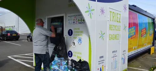 Récupérer les bouteilles en plastique, ça fait partie de l'économie...