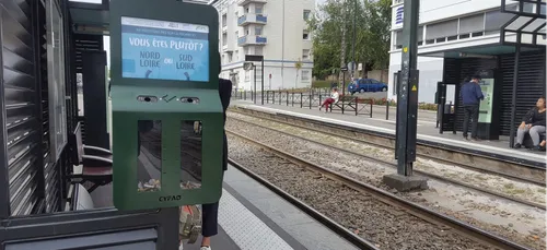 Des cendriers sondage à la station de tramway de Nantes