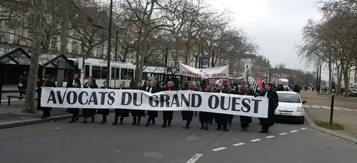 Défilé d'avocats de l'Ouest contre la réforme de la justice à Nantes