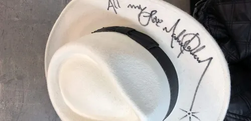 Vendée : Deux chapeaux de Michael Jackson aux enchères