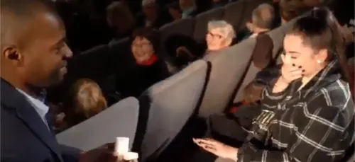 Une demande en mariage dans un cinéma