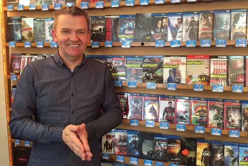 Il est le dernier vidéo-club de l'Ouest !