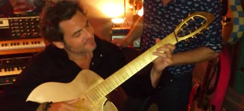 Un luthier breton a construit une guitare pour M