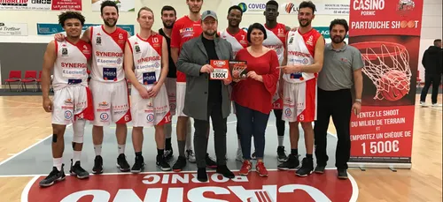 A Pornic, un supporter shoote du milieu de terrain de basket et...