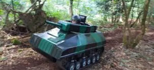 Un parc de loisirs propose des batailles de mini-tanks