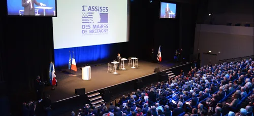 Macron face aux maires de Bretagne