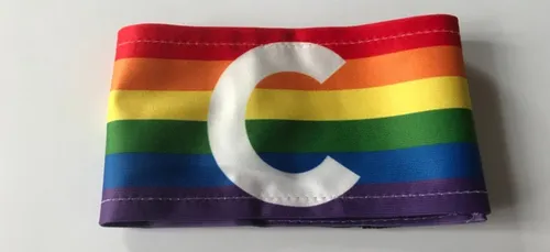 Hors-jeu à l'homophobie !